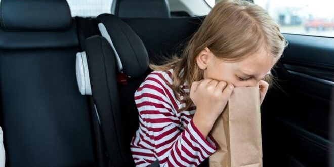 Tips Mencegah dan Mengatasi Mabuk Perjalanan Jauh Naik Mobil