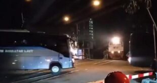 Konvoi Dua Bus TNI AL Terobos Pelintasan KA, Hampir Ditabrak Kereta Api
